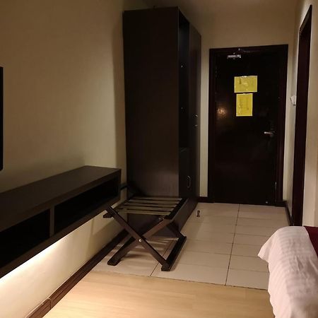 Oyo 89908 Hotel Kensington 산다칸 외부 사진